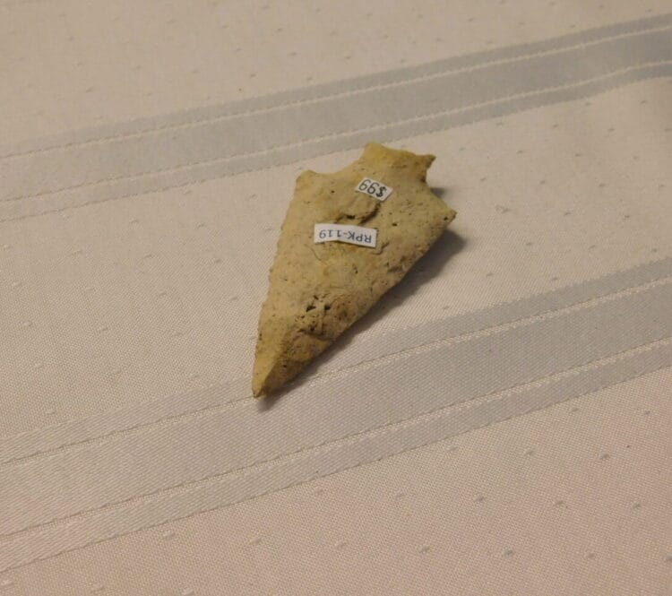 Levy type arrowhead Fl. chert | Fossils & Artifacts for Sale | Paleo Enterprises | Fossils & Artifacts for Sale